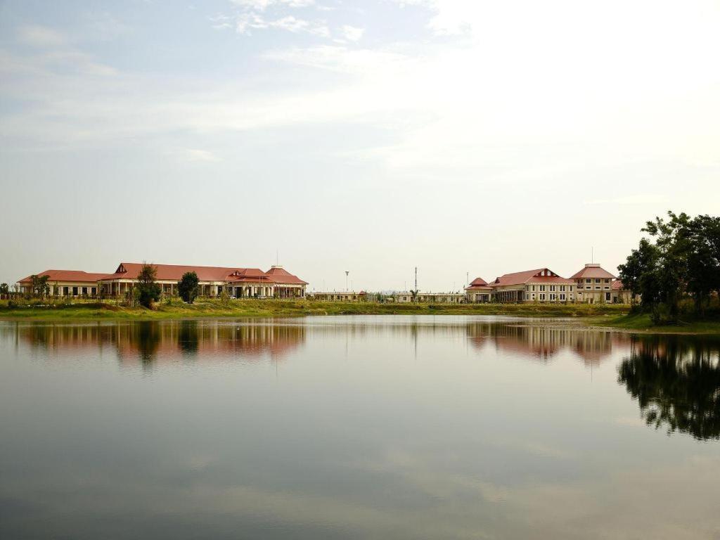 Horizon Lake View Resort Naypyidaw Екстериор снимка